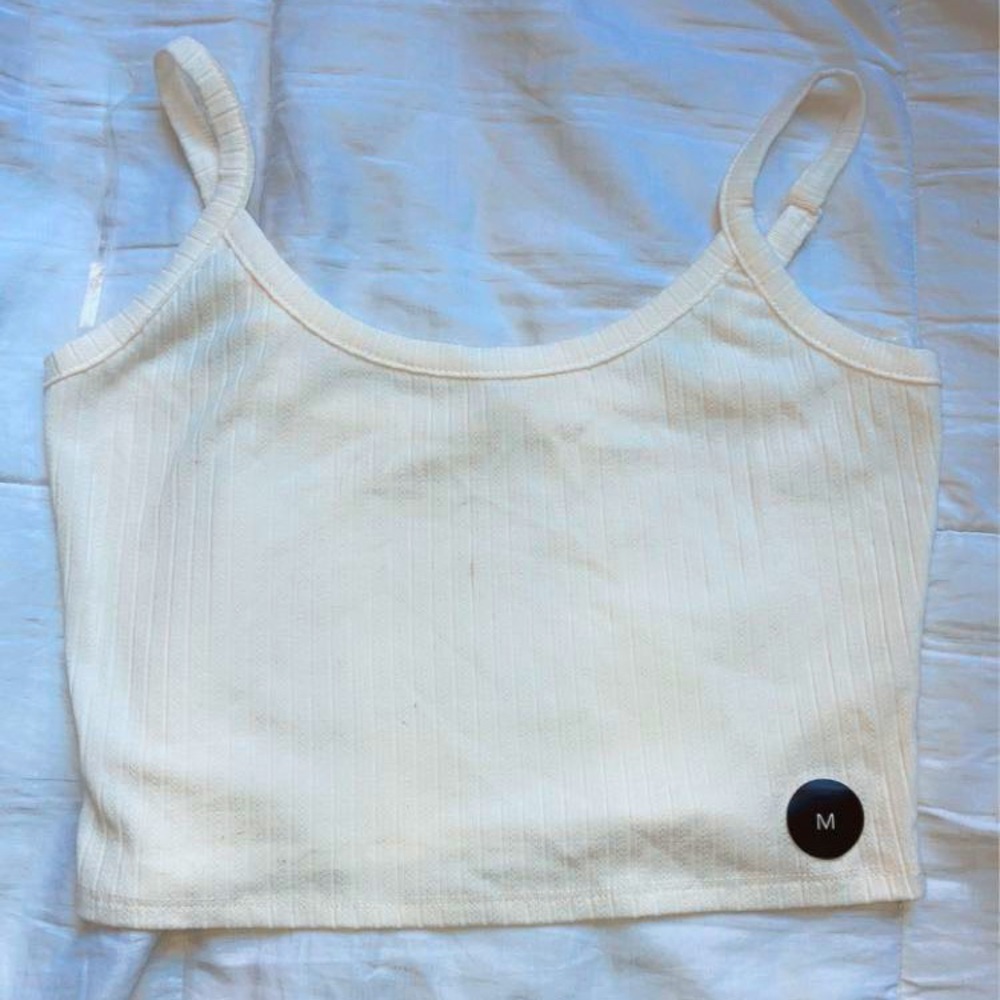 White crop top🤍